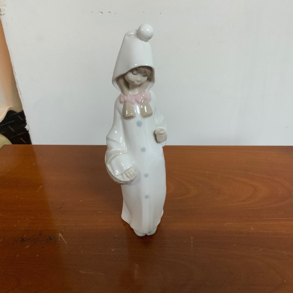 Lladro Hooded Shepard Girl With Basket Nativity 8-1/2" High-Retired